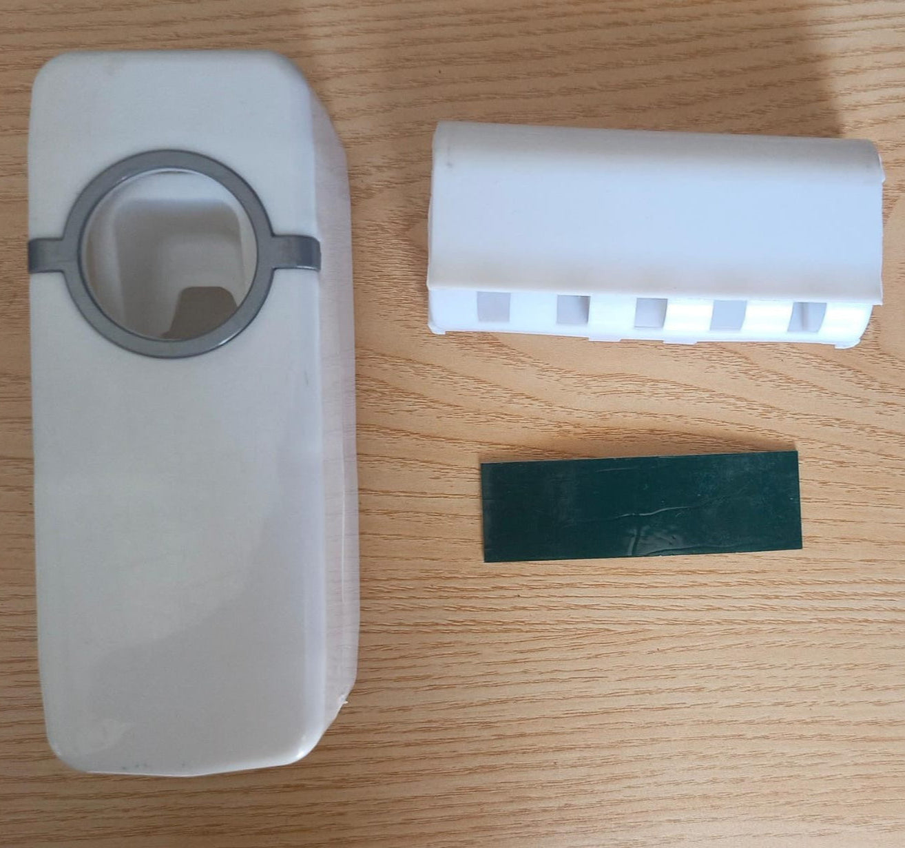 DISPENSADOR DE PASTA DENTAL Y SOPORTE DE CEPILLOS